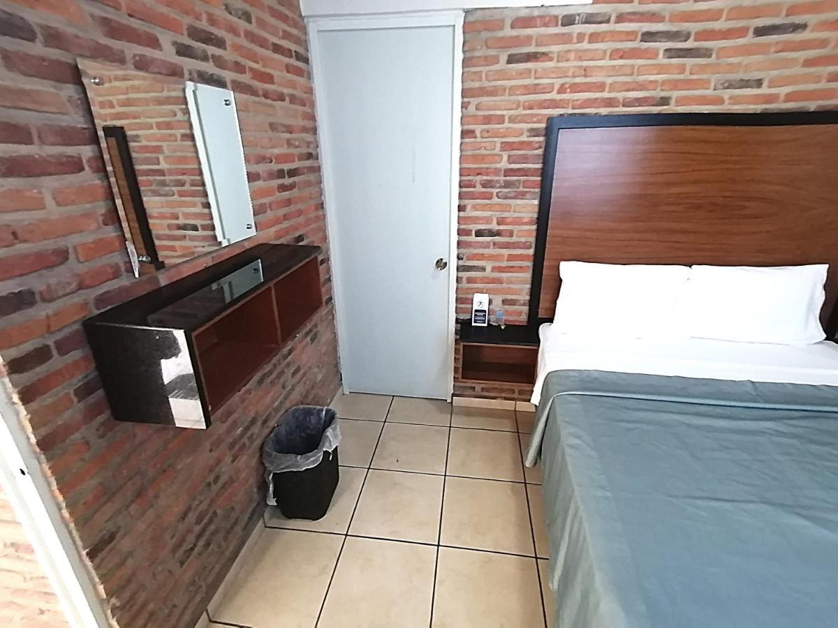 Hotel Hcm Guadalajara Ngoại thất bức ảnh